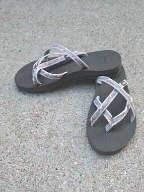 Teva Olowahu 6840 Multicolor Strappy Flip Flops Sandals Thongs Women's Size 8